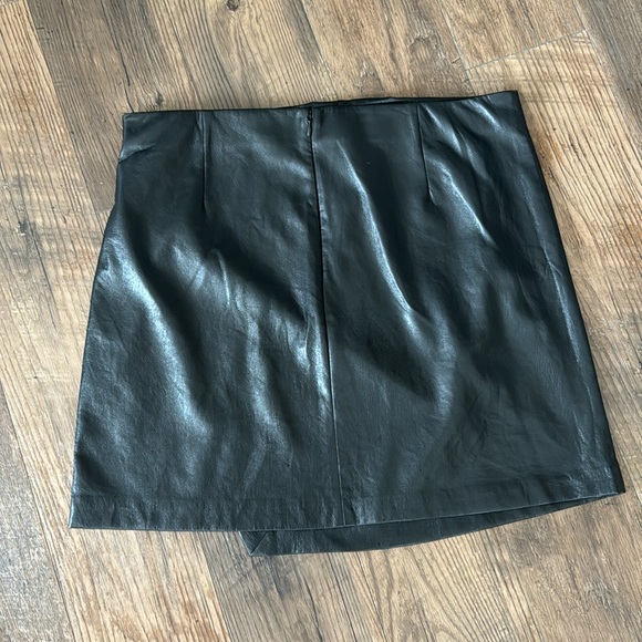 Aritizia Wilfred Faux Leather Black skirt - Picture 3 of 4